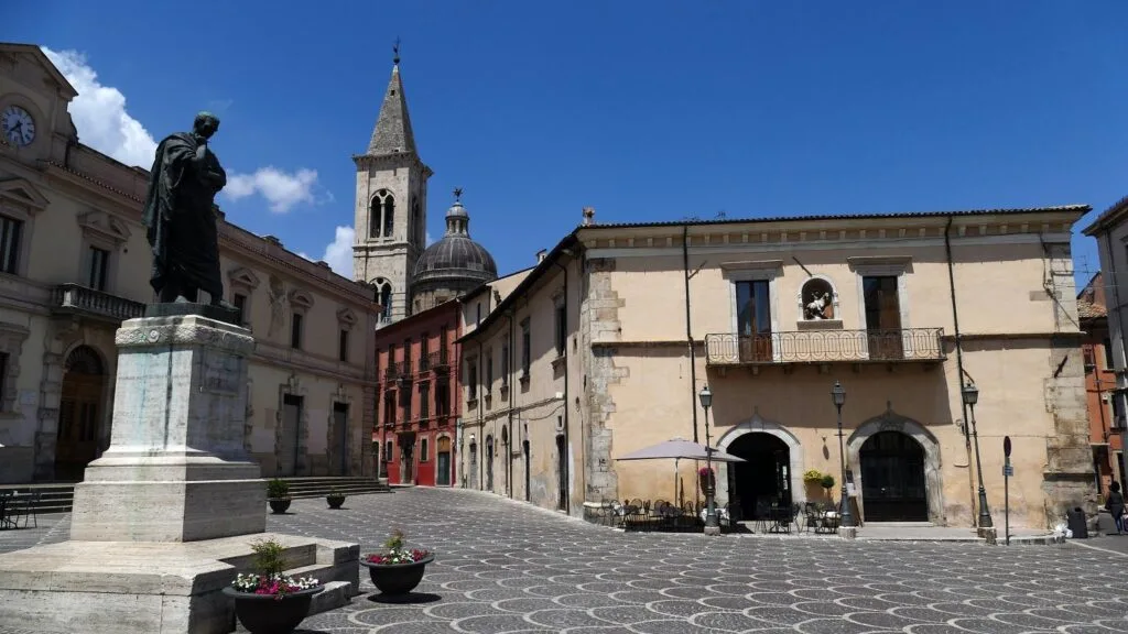 Ovidio, piazza XX settembre a Sulmona.
